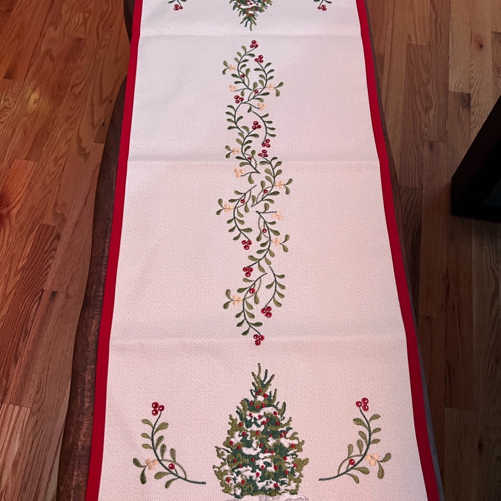 Better Homes And Gardens Red Trim Table Runner, NWOT